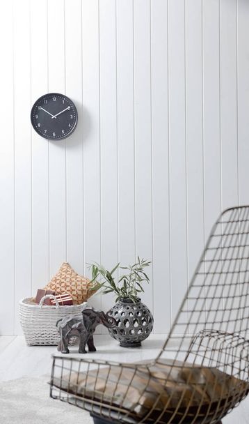 стілець і годинник декор на стіні в кімнаті
 - Фото, зображення