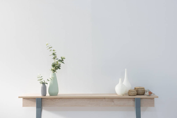 modernes Holzregal mit Vasen - Foto, Bild