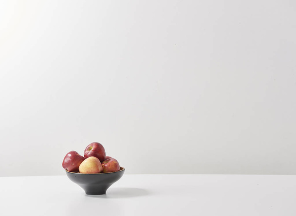 白いテーブルと赤いリンゴ - 写真・画像