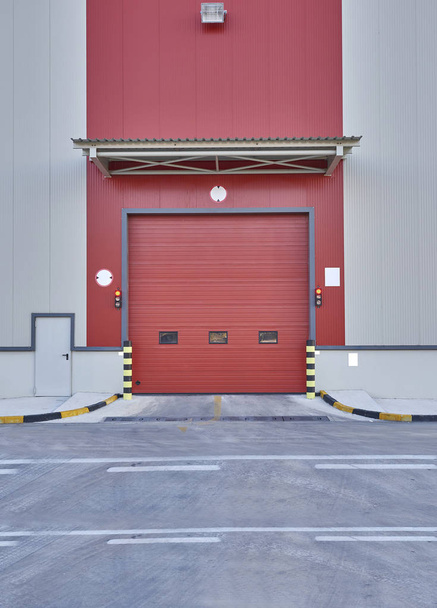 Sluiter deur of roldeur rode kleur, in nieuwe fabriek bouwplaats  - Foto, afbeelding