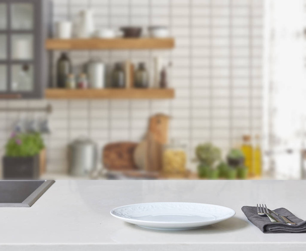 Neues Konzept der modernen Küche, Küchenaccessoires mit neuen Möbeln und verschwommenem Erscheinungsbild im Hintergrund  - Foto, Bild