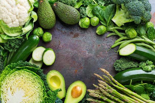オーガニックグリーン野菜の盛り合わせ、クリーンな食生活のビーガンコンセプト - 写真・画像
