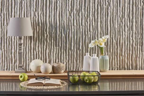 modern gri duvar kağıdı ve elma ile modern ahşap masa - Fotoğraf, Görsel