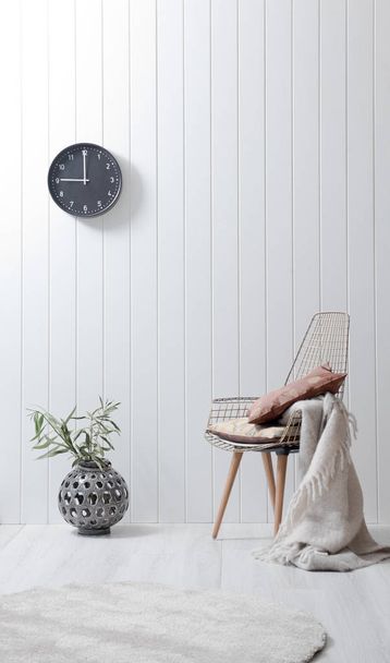 καρέκλα και ρολόι ντεκόρ στον τοίχο στο δωμάτιο - Φωτογραφία, εικόνα
