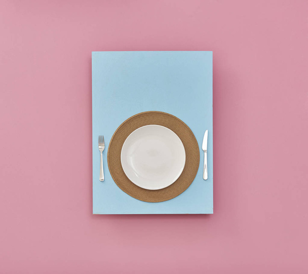 plate on table ,pink and blue background  - Foto, Imagem