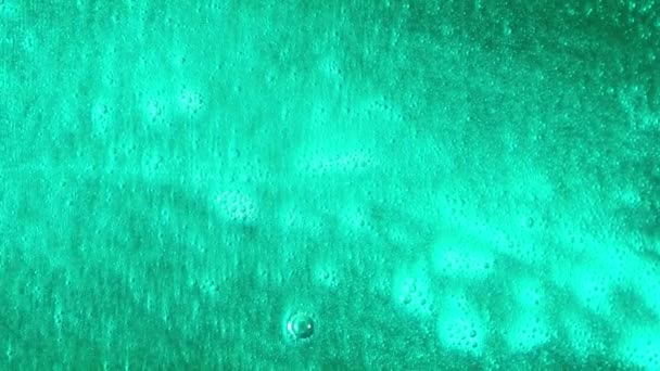 bewegte bunte flüssige Hintergrund. helle lebendige Flüssigkeit mit Farbe, blubbernd auf der Oberfläche und schimmernd glänzenden Boden - Filmmaterial, Video