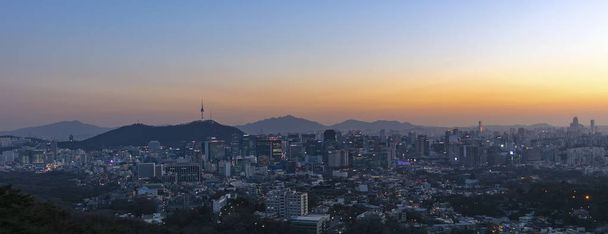 Вид Южной Кореи на Сеул и название Сеульской башни на закате
 - Фото, изображение