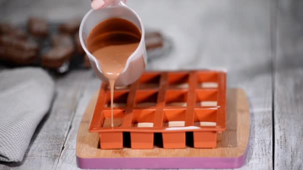 Cukrász kitöltésével a szilikon forma egy csokoládé mousse. Így a francia desszert. - Felvétel, videó