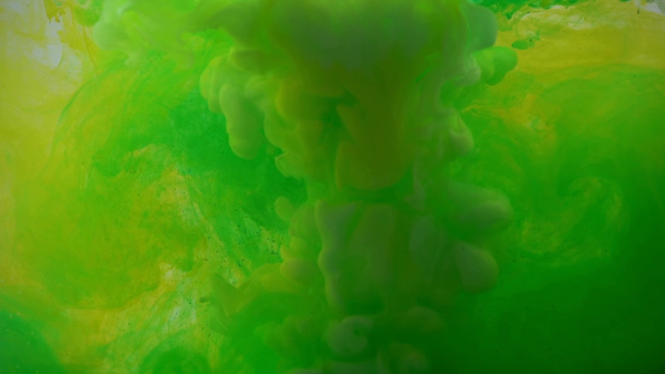 tiro em câmera lenta de tintas verdes e amarelas que se dissolvem na água
 - Filmagem, Vídeo