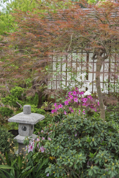 Lanterna de pedra japonesa no jardim japonês
 - Foto, Imagem