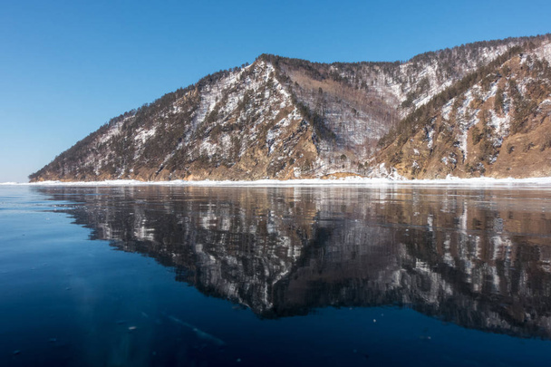 Reflection of the shores of Lake Baikal in the transparent ice - Foto, immagini