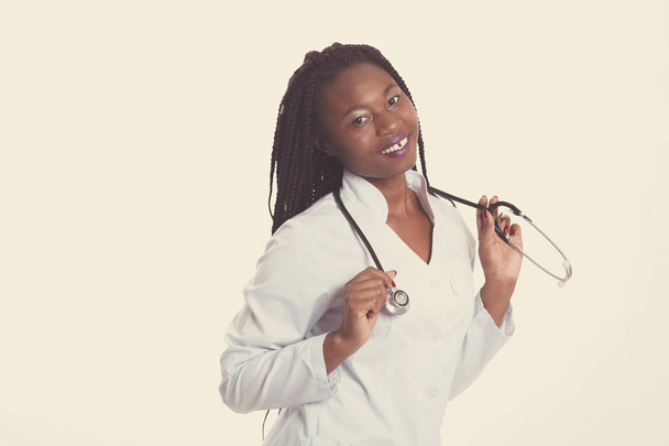 Női amerikai afrikai orvos, nővér nő visel orvosi kabát - Fotó, kép