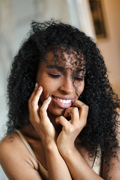 Крупним планом портрет щасливі афро американська жінка з чорним Кучеряве волосся. - Фото, зображення