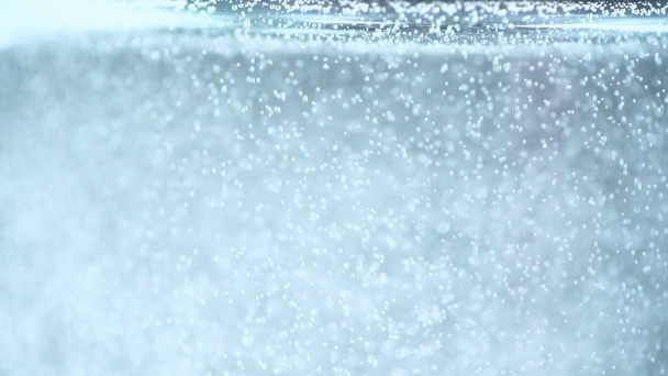 炭酸水で上げる泡のクローズ アップ - 映像、動画