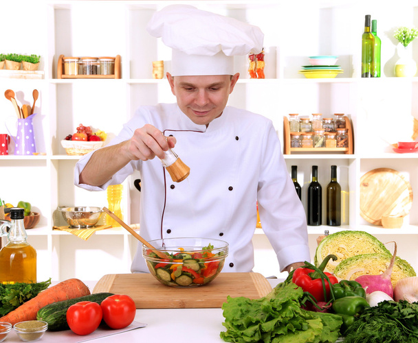 Chef cooking in kitchen - Valokuva, kuva