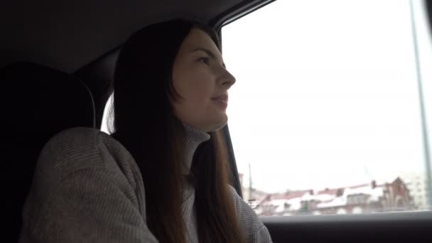 Dziewczyna jeździ taksówką w zimowy dzień - Materiał filmowy, wideo
