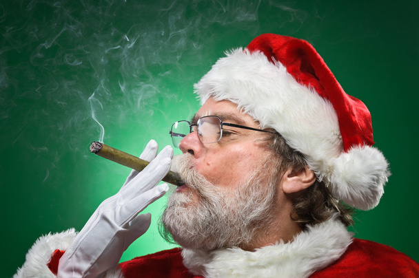 Bad Santa Lighting A Cigar - Foto, Bild