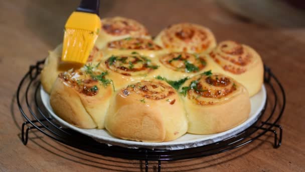 酵母は、パルメザン チーズとパンをロールバックします。溶融バターとディルでブラシ パン. - 映像、動画