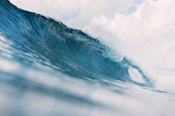 Ozean Barrel Welle in Ozean. Breaking Wave zum Surfen in Tahiti - Foto, Bild