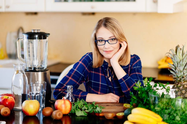Mujer blogger culinaria en la cocina
 - Foto, imagen
