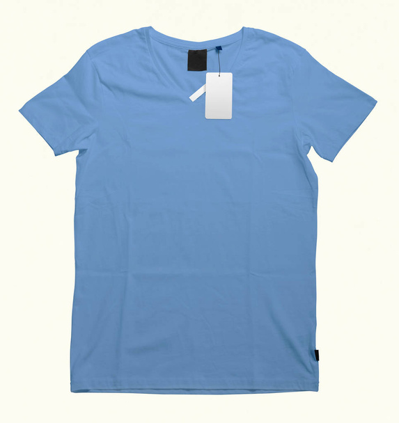 schöne T-Shirt-Attrappe mit V-Ausschnitt, um Ihre T-Shirt-Entwürfe zu präsentieren. Mit diesen kostenlosen Mock-up-Vorlagen müssen Sie nicht warten, bis Ihr Kunstwerk fertig ist, indem Sie einfach Ihre Grafik in dieses Mock-up einfügen. - Foto, Bild