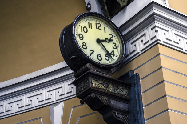 Big city antique clock in St. Petersburg - Foto, Bild
