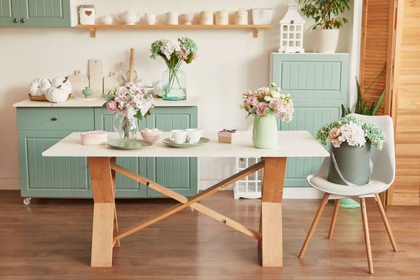 яркая кухня в стиле Прованса, на столе посуда и букет цветов в вазе
 - Фото, изображение