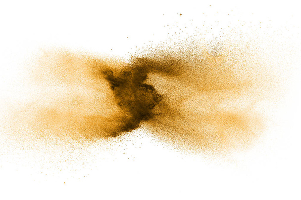 Παγωμένη κίνηση έκρηξης καφέ σκόνης. Σταμάτημα της κίνησης της καστανής σκόνης. - Φωτογραφία, εικόνα