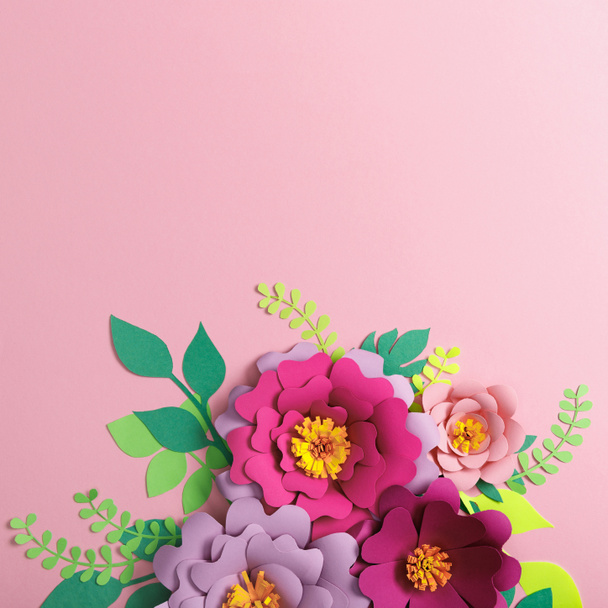 vista superior de flores de papel de colores y plantas verdes con hojas sobre fondo rosa
 - Foto, Imagen