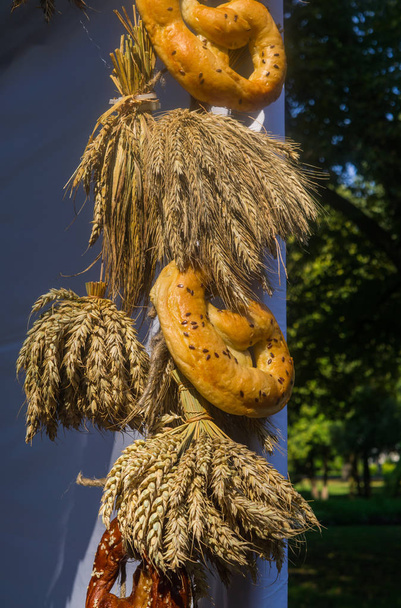 Decoration from ears and bagels for a tent selling bread on the market. - Photo, Image