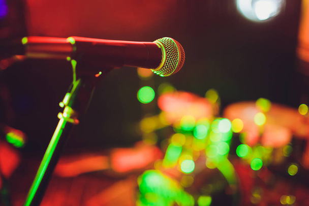 microphone against blur on beverage in pub and restaurant background. - Foto, Bild