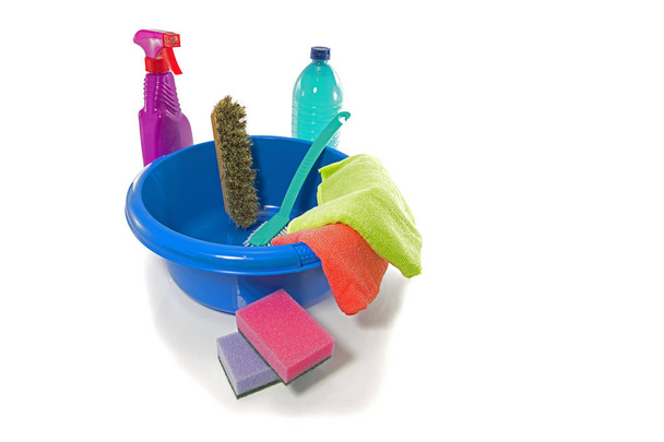 Πλύσιμο πιάτων με εργαλεία καθαρισμού - Φωτογραφία, εικόνα