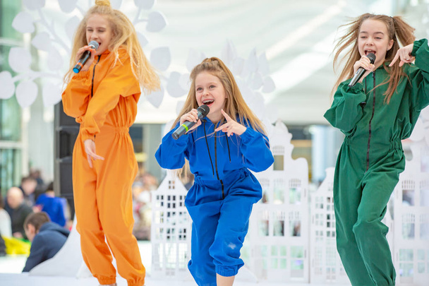 Kiev, Ucrania marzo 03.2019. UKFW. Día de la moda de niños ucranianos. Un grupo de niñas cantando o actuando en el escenario
 - Foto, Imagen