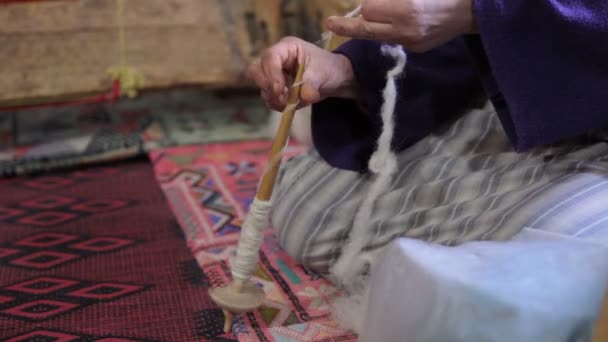 クローズアップ織りマットと織機白い糸自家製.自宅でのスレッドの作成 - 映像、動画