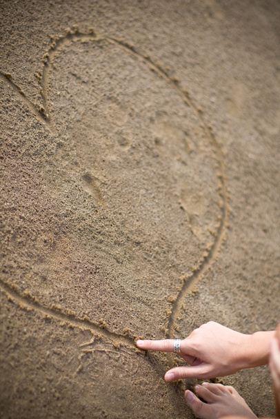 bir kadının el çizimi bir kalp - Fotoğraf, Görsel