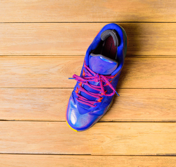 Спортивная обувь или кроссовки на деревянной доске
 - Фото, изображение