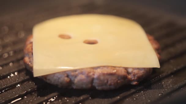 Bir tencerede kızartılır iştah açıcı peynir pirzola - Video, Çekim