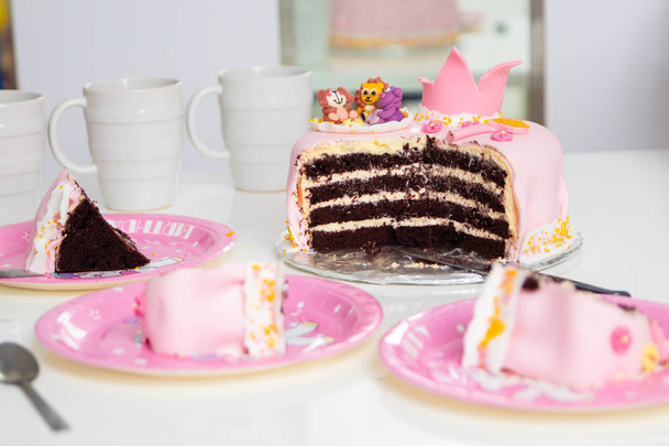 ροζ τούρτα της μια μικρή πριγκίπισσα με στέμμα και των ζώων στοιχεία. Γενέθλια ενός έτους. έννοια των διακοπών. - Φωτογραφία, εικόνα