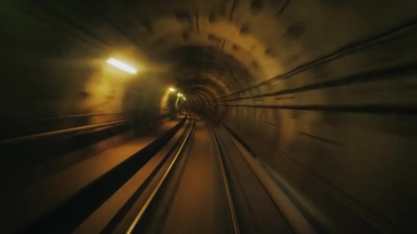 Jeździć w samochodzie metra bez kierowcy - widok z pierwszego samochodu do tunelu - Materiał filmowy, wideo