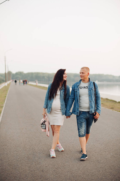 Budoucí rodiče společně procházky na čerstvém vzduchu a směje se - Fotografie, Obrázek