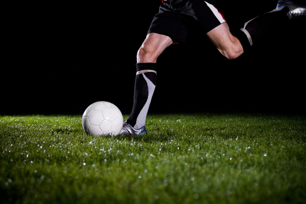 voetbal in het donker - Foto, afbeelding