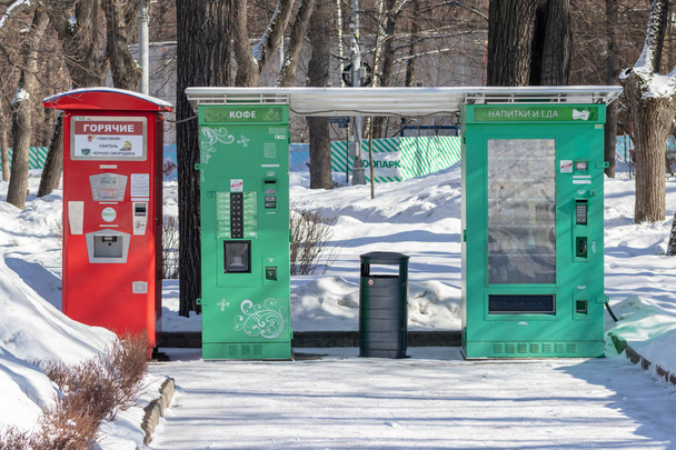 MOSCOW, RUSSIA - MARCH 02, 2019: Vending automates for selling hot drinks, beverages in the city park in winter - tea and coffee on the go - Foto, afbeelding