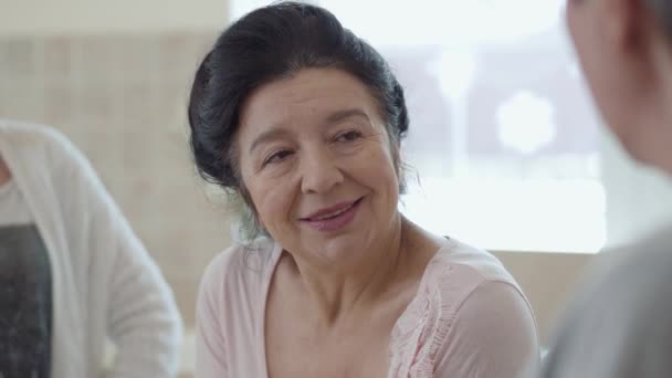 Portrait of an adult woman telling a story to her mature girlfriends. Meeting old friends. Close up. - Filmagem, Vídeo