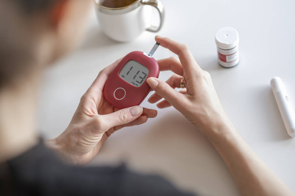 Femme malade sur le diabète, vérifie son niveau de glucose
. - Photo, image