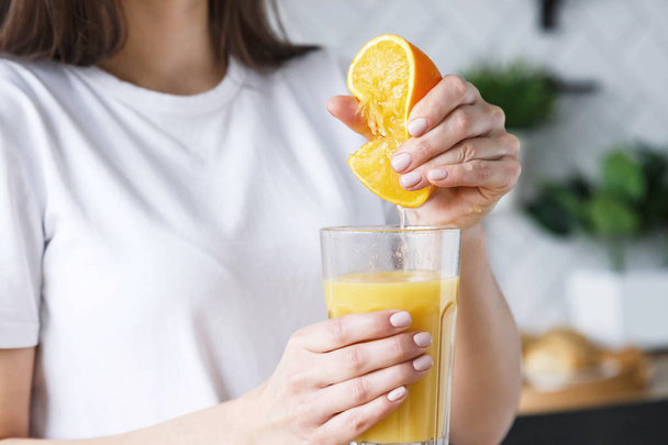 Woman Squeezes Orange Juice - Foto, Bild