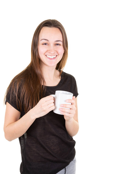Portrét mladé ženy si útulný teplý nápoj v velký prázdný bílý hrnek - Fotografie, Obrázek