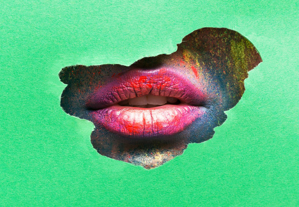 Σέξι χείλη μέσω σχισμένο υποδοχή μωβ χαρτιού - Φωτογραφία, εικόνα