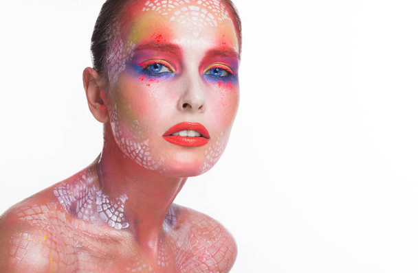 Smyslná žena portrét s make-up světlý umění - Fotografie, Obrázek