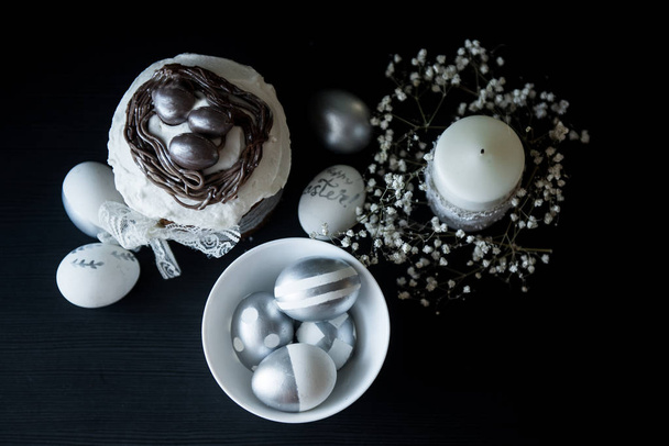 Traditional Easter cake with silver painted eggs, candles on a b - Foto, Imagem