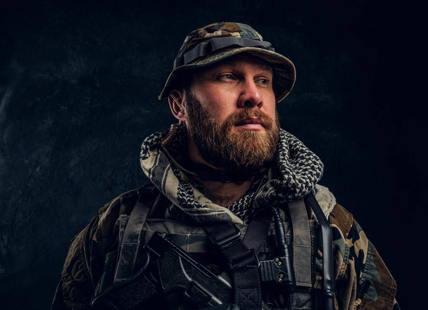 Ritratto di un soldato delle forze speciali in uniforme militare camuffata, guardando lateralmente
. - Foto, immagini